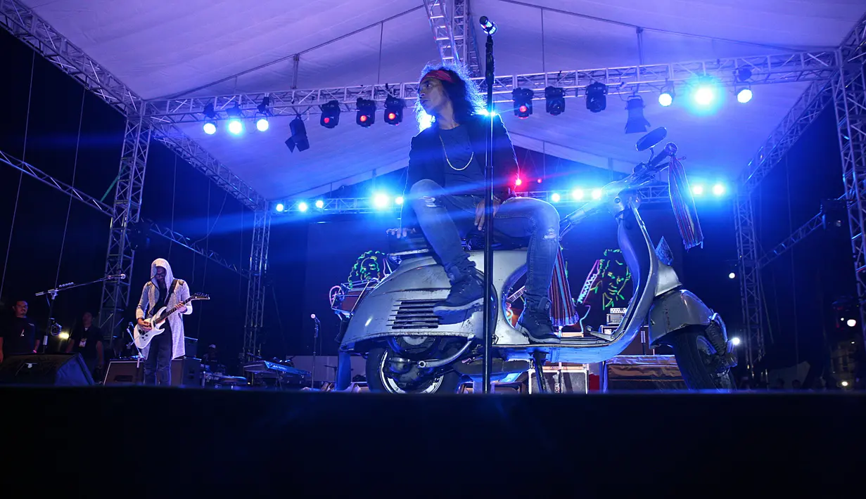 Turun dari motor tuanya, Kaka membakar semangat para slankers dengan dua lagu andalannya, Bang Bang Tut dan I Miss U But I Hate U. Terlihat antusias para slankers yang memadati arena konser. (Nurwahyunan/Bintang.com)