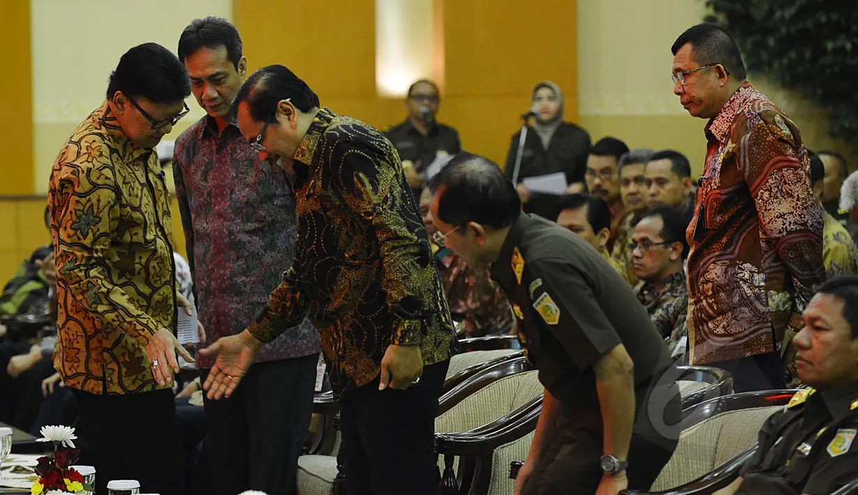 Mendagri Tjahjo Kumolo (kiri) berjabat tangan dengan Jaksa Agung HM Prasetyo saat menghadiri acara penandatanganan Nota Kesepakatan tentang Koordinasi Dalam Pelaksanaan Tugas dan Fungsi di Kejagung, Jakarta, Kamis (26/3/2015). (Liputan6.com/Johan Tallo)