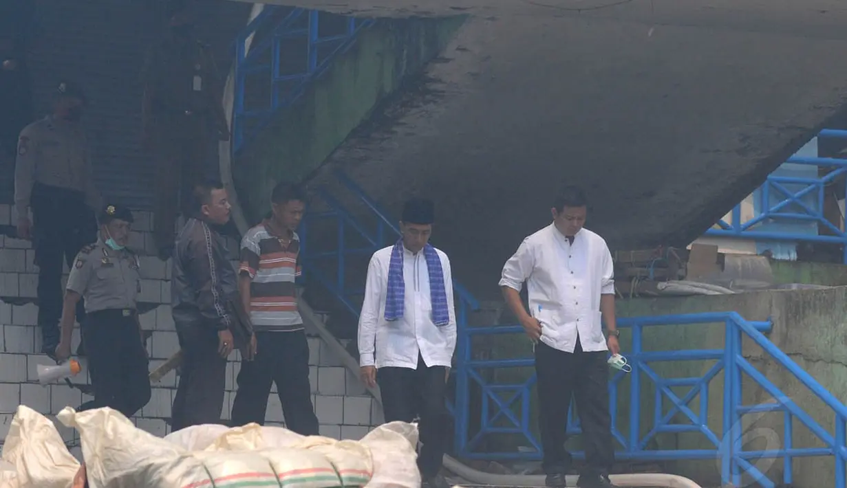 Mantan Walikota Solo itu menuruni tangga setelah meninjau lokasi kebakaran di lantai dua bangunan Pasar Senen, Jakarta Pusat, Jumat (25/4/14). (Liputan6.com/Herman Zakharia)