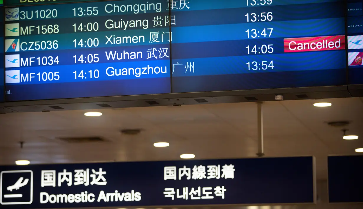 Sebuah papan informasi memperlihatkan jadwal penerbangan dari Wuhan yang dibatalkan di Bandara Internasional Ibu Kota Beijing pada Kamis (23/1/2020). Pemerintah China menghentikan semua penerbangan dan kereta api yang meninggalkan Wuhan, kota pusat penyebaran virus korona. (AP/Mark Schiefelbein)
