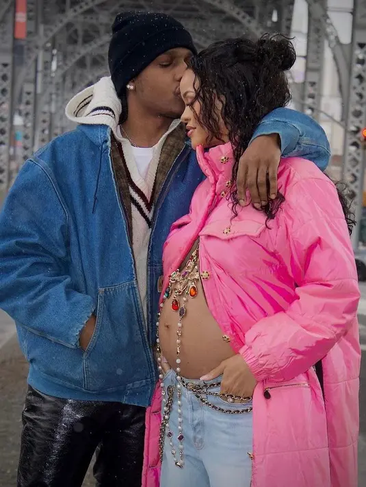 Foto-foto itu hanya berselang satu minggu setelah dia dan rapper A$AP Rocky mengumumkan kehamilan, ketika mereka menjalani maternity shoot di New York.  (Instagram/badgalriri).