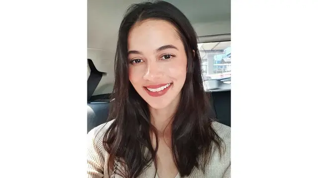 Dipuji Roy Marten, Ini 6 Pesona Juria Hartmans dengan Makeup Tebal