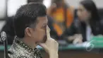 Terdakwa kasus TransJakarta Drajad Adhyaksa mengikuti sidang pembacaan vonis di Pengadilan Tipikor, Jakarta, Jumat (6/3). Drajad divonis 5 tahun penjara dan denda Rp 250 juta atas kasus pengadaan bus Transjakarta tahun 2013. (Liputan6.com/Herman Zakharia)