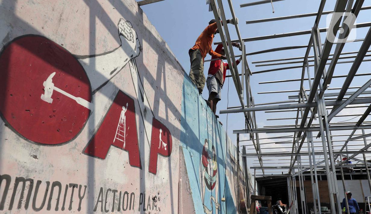 Warga beraktivitas di kawasan Kampung Aquarium saat PSBB, Penjaringan, Jakarta Utara, Kamis (17/9/2020). Konsep hunian di Kampung Aquarium rencananya sesuai dengan Peraturan Gubernur DKI Nomor 27 Tahun 2009 tentang Pembangunan Rumah Susun Sederhana. (Liputan6.com/Johan Tallo)