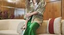 Rok satin hijau+kemeja oversized motif hijau jadi gaya anyar Luna Maya di tahun 2023 [@lunamaya]