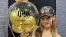 Hyoyeon juga mendapat hadiah manis dari para SONE (sebutan penggemar SNSD). Dia mendapat sebuket bungan dengan balon hias berwarna keemasan. "Thank you so much Jakarta," tulisnya. (Foto: Instagram/ hyoyeon_x_x)