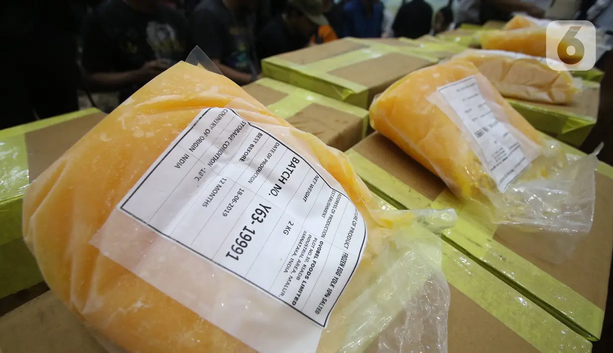 Barang bukti diperlihatkan dalam rilis kasus importasi kuning telur beku di Bareskrim Polri, Jakarta, Rabu (12/2/2020). Dittipideksus Polri berhasil mengungkap dugaan pelanggaran importasi Frosen Egg Yolk-10 persen asal India tanpa dokumen perizinan impor. (Liputan6.com/Angga Yuniar)