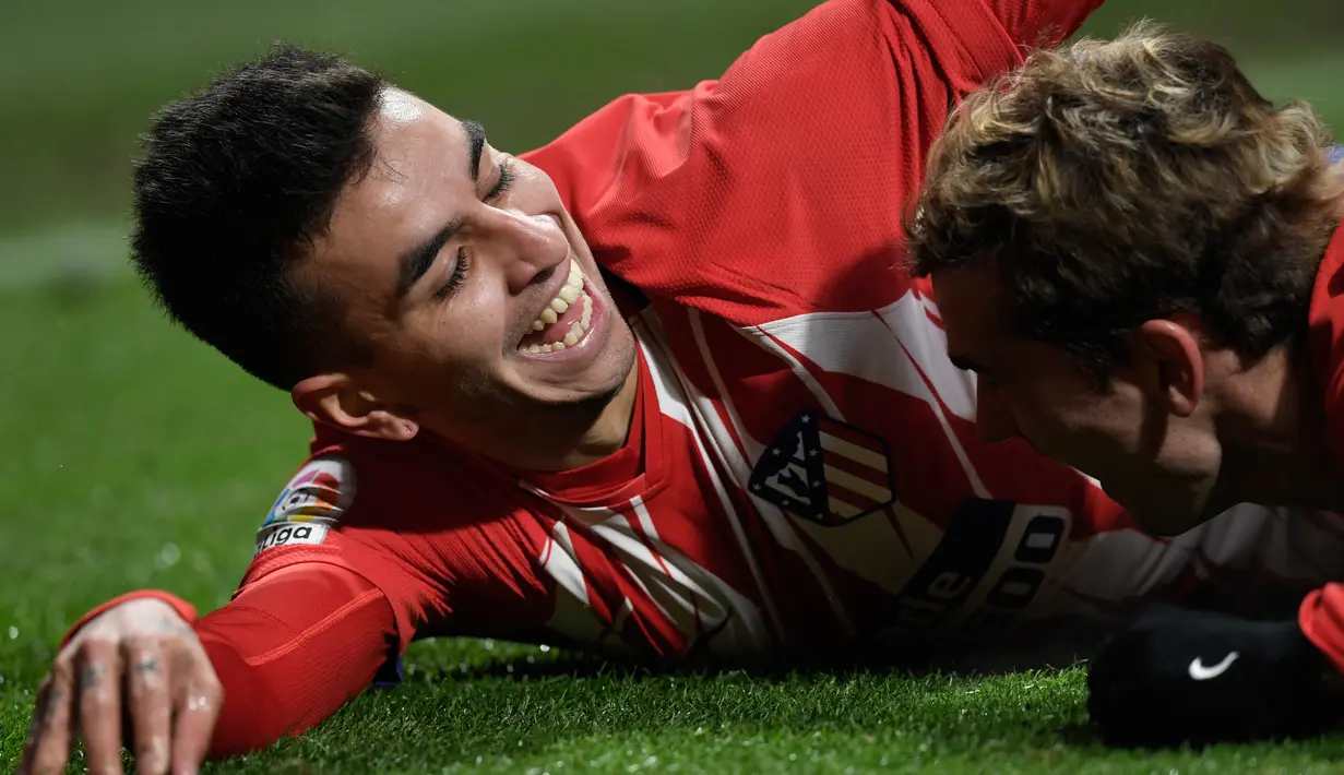 Pemain Atletico Madrid Angel Correa merayakan gol dengan rekan setimnnya Antoine Griezmann saat melawan Valencia dalam pertandingan Liga Spanyol di stadion Wanda Metropolitano, Madrid (4/2). (AFP Photo/Gabriel Bouys)