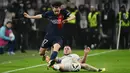 Pemain Paris Saint-Germain, Vitinha, berusaha melewati pemain Marseille, Jordan Veretout, dalam duel pekan ke-27 Ligue 1 2023/2024 di Stade Velodrome, Senin (1/4/2024). (AFP/Christophe Simon)