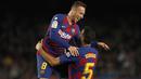 Gelandang Barcelona, Sergio Busquets berselebrasi dengan rekannya Arthur usai mencetak gol ke gawang Celta Vigo pada pertandingan lanjutan La Liga Spanyol di stadion Camp Nou (9/11/2019). Barcelona menang telak 4-1 atas Vigo. (AP Photo/Joan Monfort)