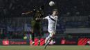 Striker Persib Bandung, Kevin Kippersluis, berebut bola atas dengan bek Tira Persikabo, Andy Setyo, pada laga Shopee Liga 1 di Stadion Pakansari, Bogor, Sabtu (14/9). Tira Persikabo bermain imbang 1-1 atas Persib Bandung. (Bola.com/Yoppy Renato)