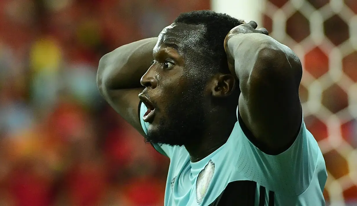 2. Romelu Lukaku, meski sudah mendapatkan Michy Batshuayi, namun Chelsea belum berhenti untuk berburu striker. Daily Mail melaporkan jika The Blues menyiapkan dana 57 juta pounds untuk mengembalikan pria 23 tahun itu ke London. (AFP/Emmanuel Dunand)