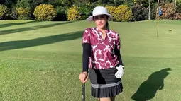 Tak hanya itu saja, Ussy Sulistiawaty juga beberapa kali menjajal golf bersama sang suami. Penampilannya saat bermain golf pun tak lepas dari sorotan. (Liputan6.com/IG/@ussypratama)