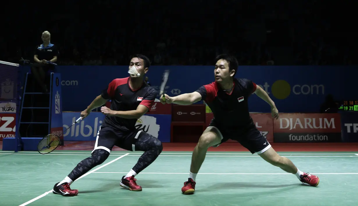Ganda putra Indonesia, Mohammad Ahsan/Hendra Setiawan, saat melawan ganda Inggris, Marcus Ellis/Chris Langridge, pada Blibli Indonesia Open 2019 di Istora Senayan, Jakarta, Rabu (17/7). Ahsan/Hendra menang 28-26, 21-17. (Bola.com/Yoppy Renato)