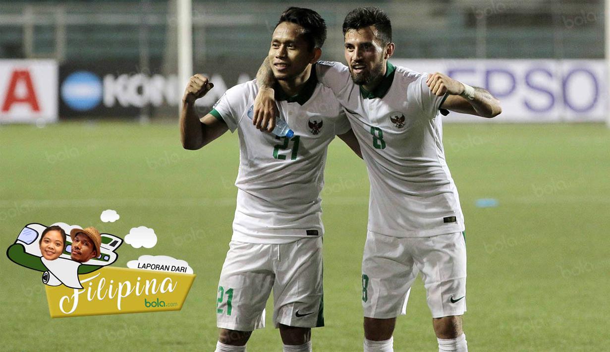 Pemain Timnas Indonesia, Andik Vermansah dan Stefano Lilipaly (kanan), merayakan keberhasilan menaklukkan Singapura pada laga Piala AFF 2016 di Filipina, Jumat (25/11/2016). Kedua pemain ini pencetak gol kemenangan. (Bola.com/Nicklas Hanoatubun)