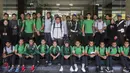 Para staff pelatih dan pemain Timnas Indonesia foto bareng di Hotel Grand Zuri, Jawa Barat, Selasa (6/11). Timnas Indonesia akan berangkat ke Singapura untuk berlaga pada Piala AFF 2018. (Bola.com/Vitalis Yogi Trisna)