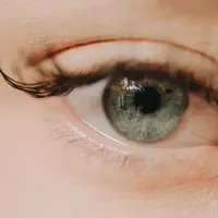 Ragu-ragu saat ingin mengenakan lensa kontak untuk mata di tengah pandemi virus corona? Simak ulasan berikut ini./ Photo by Frank Flores on Unsplash