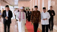 Presiden Joko Widodo bersama rombongan berjalan di lorong usai menunaikan ibadah Salat Jumat di Masjid Istiqlal, Jakarta, Jumat (2/3). (Liputan6.com/Pool/Biro Pers Setpres)