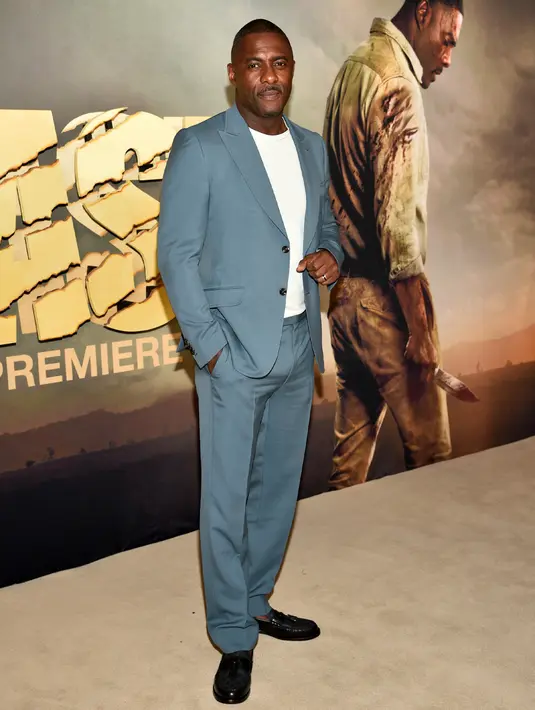 <p>Aktor Idris Elba saat menghadiri pemutaran perdana film Beast di Museum of Modern Art, New York, Amerika Serikat, 8 Agustus 2022. Aktor berusia 49 tahun itu tampak gaya dalam setelan abu-abu-biru berkilau dengan kerah berpuncak. (Photo by Evan Agostini/Invision/AP)</p>