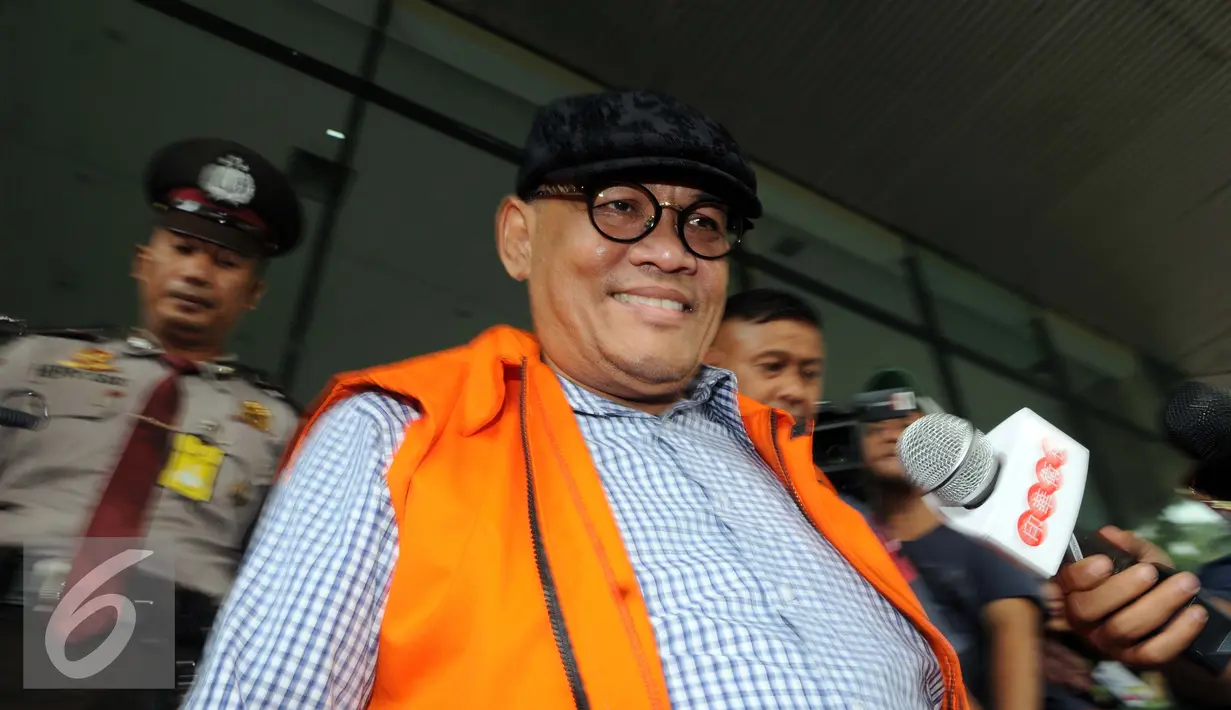 Pengusaha Yogan Askan saat ditanya wartawan usai diperiksa KPK, Jakarta, Senin (22/8). Yogan diperiksa KPK terkait kasus dugaan suap pemulusan rencana proyek pembangunan 12 ruas jalan di Sumatera Barat (Sumbar). (Liputan6.com/Helmi Afandi)