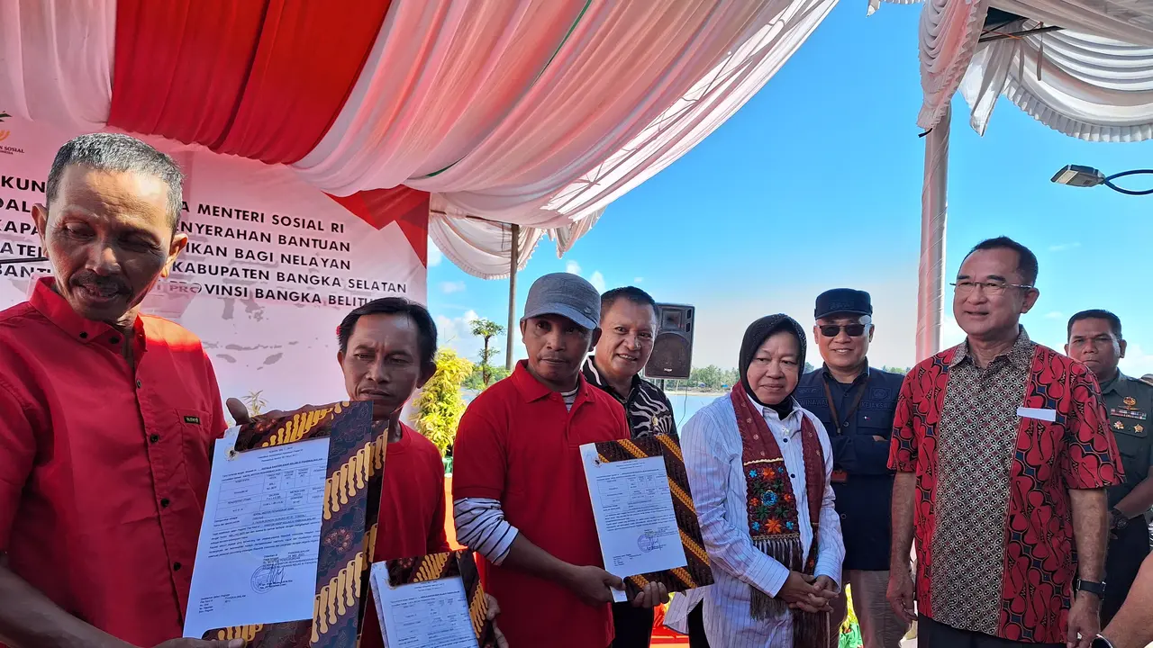 Menteri Sosial (Mensos) Tri Rismaharini menyerahkan bantuan berupa 51 kapal 5 GT kepada nelayan di Kabupaten Bangka dan Bangka Selatan, Provinsi Bangka Belitung, Selasa (4/7/2023).
