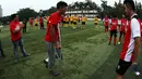 Alfin Tuasalamony berjalan menuju tengah lapangan menyambut rekan-rekannya. (Bola.com/Arief Bagus)