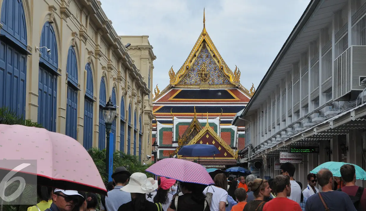 Suasana jalan menuju Grand Palace. Grand Palace merupakan istana dari Ratu Thailand. . Foto diambil pada 13 Agustus 2015. (Liputan6.com/Herman Zakharia)