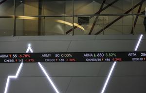 Papan elektronik yang menampilkan pergerakan Indeks Harga Saham Gabungan (IHSG) di Bursa Efek Indonesia, Jakarta, Rabu (30/12/2020). Pada penutupan akhir tahun, IHSG ditutup melemah 0,95 persen ke level 5.979,07. (Liputan6.com/Johan Tallo)