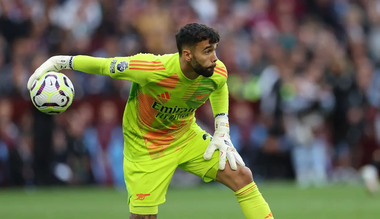 Kiper Arsenal, David Raya mengumpan bola ke rekannya saat laga lanjutan Liga Inggris 2024/2025 melawan Aston Villa di Villa Park, Birmingham, Inggris, Sabtu (24/08/2024) malam WIB. (AFP/Adrian Dennis)