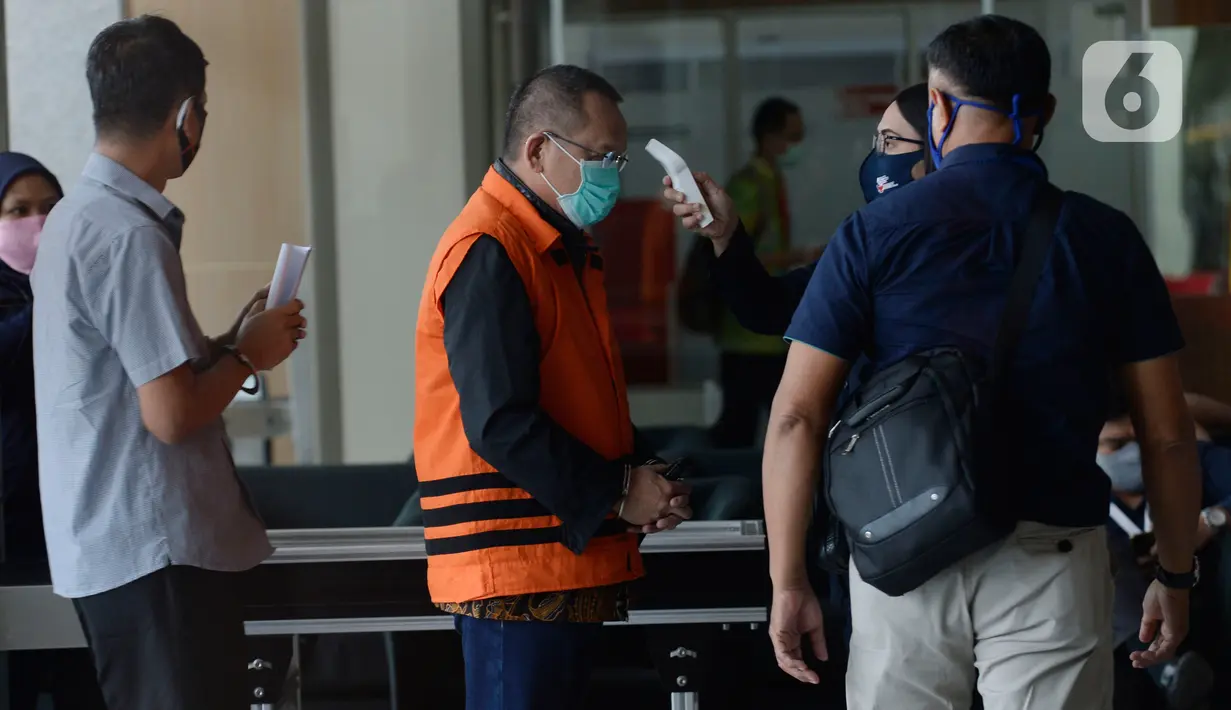Mantan Sekretaris MA, Nurhadi (rompi oranye) diperiksa suhu tubuh saat akan menjalani pemeriksaan perdana pasca penahanan oleh penyidik di Gedung KPK, Jakarta, Rabu (10/06/2020). (merdeka.com/Dwi Narwoko)
