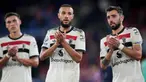 Pemain Manchester United, Manuel Ugarte, Noussair Mazraoui, dan Bruno Fernandes (kiri ke kanan) bertepuk tangan kepada para penggemar di akhir Liga Premier Inggris melawan Crystal Palace di Selhurst Park, London, Sabtu, 21 September 2023. (AP Photo/Kin Cheung)