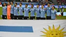Para pemain starting XI Timnas Uruguay U-20 berbaris menyanyikan lagu kebangsaan Uruguay sebelum dimulainya laga perempatfinal Piala Dunia U-20 2023 menghadapi Amerika Serikat di Madre de Ciudades Stadium, Santiago  Argentina (4/6/2023). Uruguay menjadi negara dengan capaian prestasi terbaik dari keempat semifinalis Piala Dunia U-20 2023. Tercatat, Uruguay pernah dua kali menjadi runner-up pada edisi 1997 dan 2013. Pada 1997 di Malaysia, Uruguay takluk 1-2 dari Argentina di partai final, sementara pada 2013 di Turki mereka tunduk 1-4 lewat adu penalti dari Prancis. (AFP/Luis Robayo)
