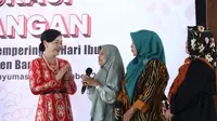 Kepala Eksekutif Pengawas Perilaku Pelaku Usaha Jasa Keuangan, Edukasi dan Pelindungan Konsumen OJK Friderica Widyasari Dewi memberikan edukasi keuangan kepada para ibu-ibu di Banyumas, Jawa Tengah.