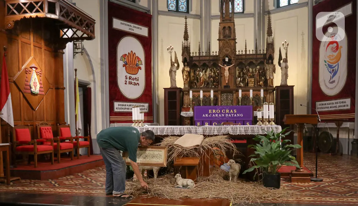 Menjelang perayaan Hari Raya Natal 2024, berbagai persiapan terus dilakukan pengurus Gereja Katedral Jakarta atau Gereja Santa Maria Diangkat Ke Surga. (Liputan6.com/Herman Zakharia)