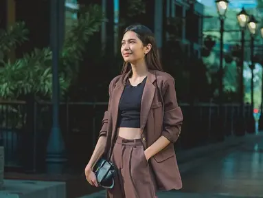 Pemilik nama Maudy Mikha Maria Tambayong kian terlihat menawan saja. Ia semakin terlihat langsing usai ia tak makan nasi selama 6 tahun. Tak hanya menghindari nasi, Mikha Tambayong juga rajin berolahraga. Tak heran, kini penampilan Mikha Tambayong semakin menawan saja. (Liputan6.com/IG/@miktambayong)