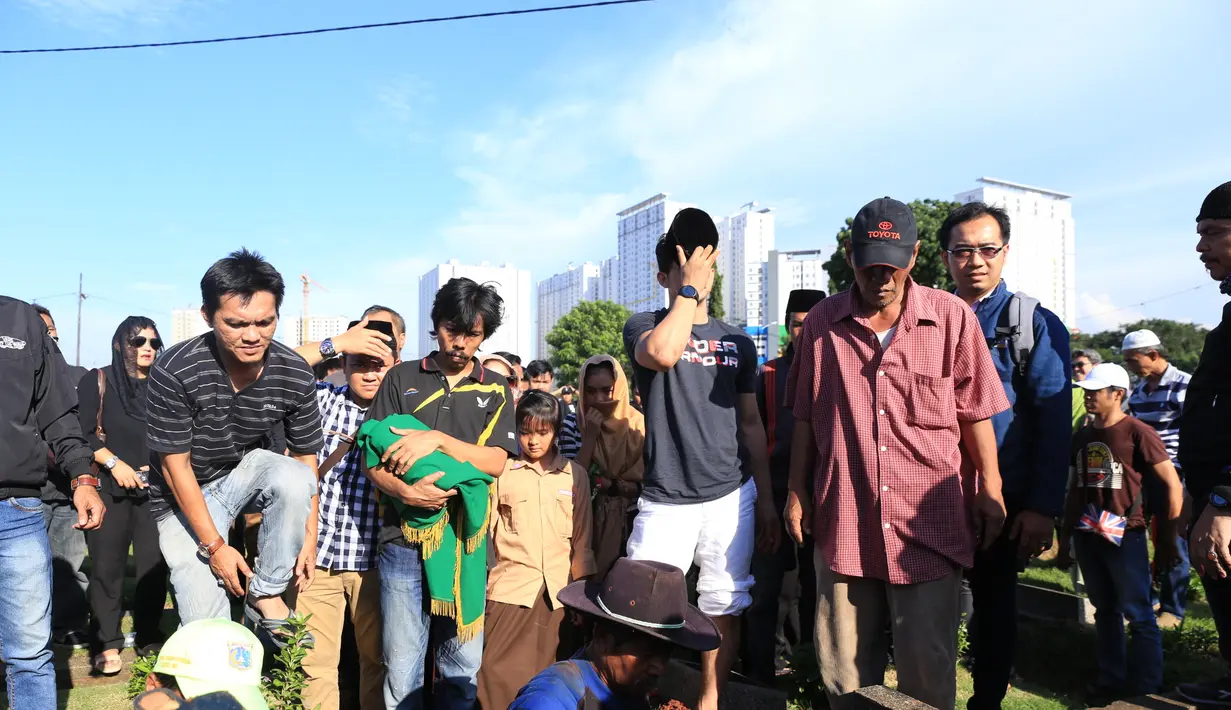 Ayah Iko Uwais meninggal dunia dalam usia 78 tahun akibat penyakit kanker yang dideritanya. Musthafa Kamaluddin ayah Iko meninggal dunia setelah menjalani perawatan kurang lebih sebulan di Rumah Sakit Cipto Mangunkusumo. (Adrian Putra/Bintang.com)