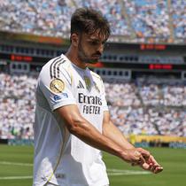 Bek Real Madrid, Raul Asencio, keluar lapangan usai dikartu merah di laga lawan Pachuca di Piala Dunia Antarklub 2025, Senin (23/06/2025). (AP Photo/Chris Carlson)