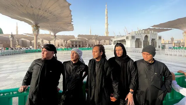 6 Potret Dewa 19 Jalani Ibadah Umrah, Kompak Pakai Baju Batik di Masjidil Haram