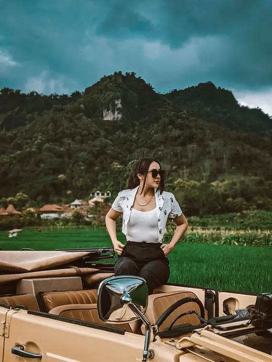 "Pas dia bilang sakit, terus aku kasih bunga, nunggu di depan kelas dia. Setelah kasih bunga, aku lari dan dia bingung masuk kelas dikatain cie sama teman-teman. Itu hal terbalik sih, harusnya cowok yang kayak gitu," ujar Anya Geraldine. (Instagram/anyageraldine)