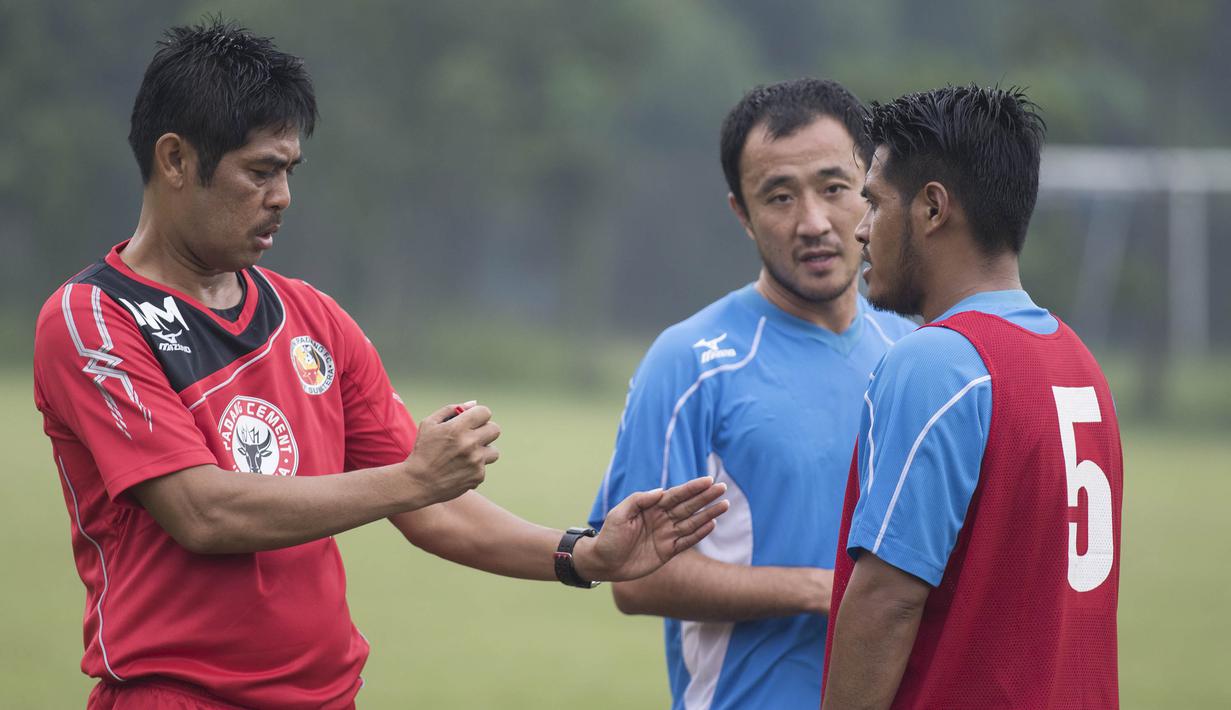 Pelatih Semen Padang, Nil Maizar, berdiskusi dengan anak asuhnya Novrianto dan Yu Hyun Ko saat latihan jelang laga final Piala Jenderal Sudirman melawan Mitra Kukar di Lapangan Sutasom, Jakarta, Jumat (22/1/2016). (Bola.com/Vitalis Yogi Trisna)
