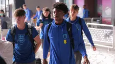 Rombongan kedua Timnas Inggris U-17 2023 tiba di Terminal 3 Bandara Soekarno Hatta, Tangerang, Banten menjelang Piala Dunia U-17 2023 pada Jumat (03/11/2023). Sebanyak 16 personel yang terdiri dari 10 pemain dan 6 ofisial mendarat pada pukul 13.20 menggunakan maskapai Cathay Airlines. Terlihat ada pemain muda Chelsea Josh Acheamopong, pemain muda Southampton Taylor Dibling, dan pemain muda Sunderland Chris Rigg pada rombongan tersebut. (Bola.com/Bagaskara Lazuardi)