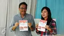 Calon Wakil Gubernur (Cawagub) DKI Jakarta, Djarot Saiful Hidayat, bersama istri, Happy Farida, menunjukan kertas suara saat menggunakan hak pilihya dalam Pilkada Putaran kedua di TPS 8, Kuningan, Jakarta, Rabu (19/4). (Liputan6.com/Johan Tallo)