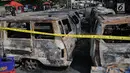 Garis polisi terpasang pada sejumlah kendaraan yang terbakar di sekitar asrama Brimob Jalan KS Tubun, Petamburan, Jakarta Barat, Rabu (22/5/2019). Diketahui kerusuhan terjadi di lokasi tersebut, buntut demo depan gedung Bawaslu yang berujung ricuh. (Liputan6.com/Faizal Fanani)