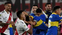Para pemain River Plate dan Boca Juniors terlibat adu jotos pada akhir laga, Senin (8/10/2023) pagi WIB. (AFP/Luis Robayo)