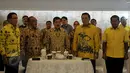 Wapres Jusuf Kalla (tengah) bersama Ketum Partai Golkar versi munas Bali Aburizal Bakrie dan Ketum Partai Golkar versi munas Ancol Agung Laksono (kedua kanan) saat islah terbatas Partai Golkar di Jakarta, Sabtu (30/5). (Liputan6.com/Johan Tallo)