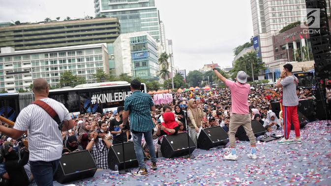 Penampilan grup band RAN saat kegiatan Millenial Road Safety Festival' di Bundaran HI, Jakarta, Minggu (20/1). Kegiatan Millennial Road Safety Festival tersebut merupakan kampanye keselamatan berlalu lintas. (Liputan6.com/Faizal Fanani)