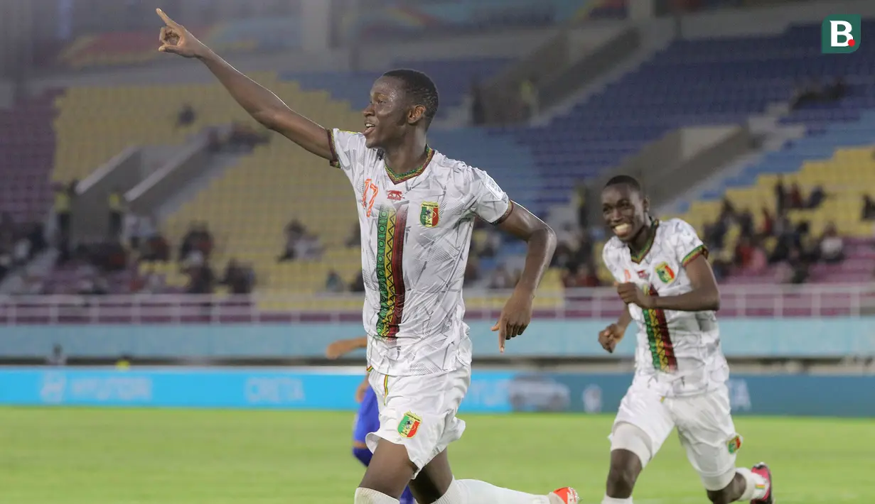 Striker Timnas Mali U-17 berusia 17 tahun, Mamadou Doumbia yang kini tengah membela klub Mali, Black Stars telah mencetak 3 gol di Piala Dunia U-17 2023. Ketiga gol dicetak lewat hattrick ke gawang Uzbekistan pada laga pertama Grup B yang berkesudahan dengan skor 3-0 (10/11/2023). Sayang, pada laga kedua saat menghadapi Spanyol (13/11/2023), ia mendapatkan kartu merah pada menit ke-40, Mali pun menyerah 0-1 di akhir laga. (Bola.com/Arief Bagus)