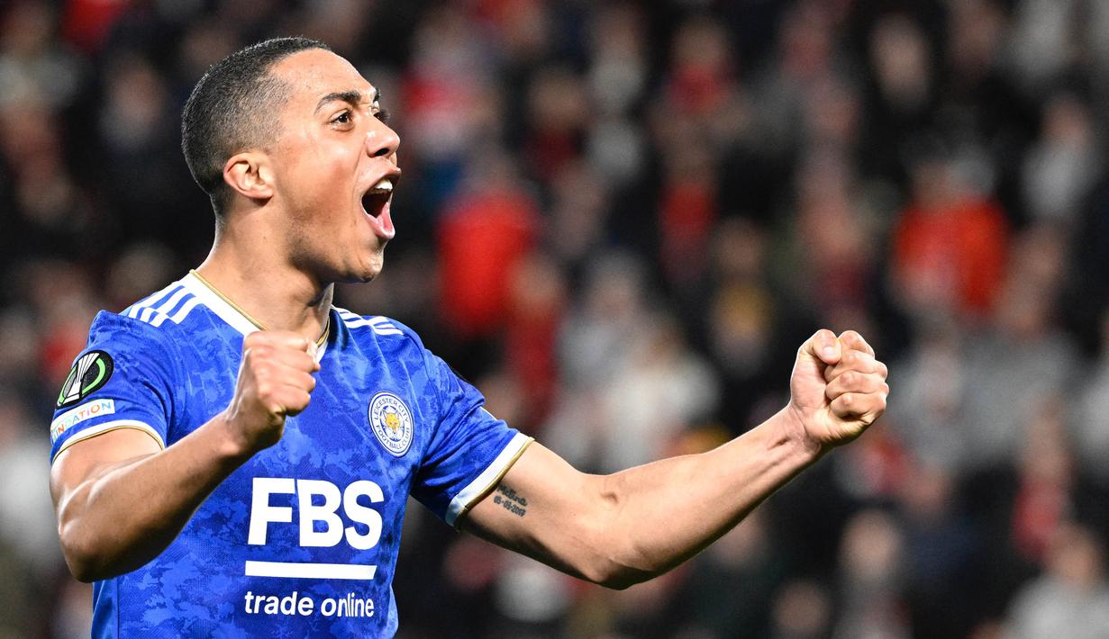 Youri Tielemans merupakan salah satu gelandang muda berbakat di Premier League. Tiga tahun terakhir ia menjadi sosok yang krusial di lini tengah The Foxes. Kini ia menjadi incaran klub raksasa Liga Inggris termasuk MU. (AFP/Damien Meyer)