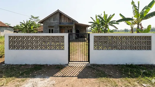 Inspirasi Pagar Rumah Rendah tapi Tetap Aman dan Estetik. AI