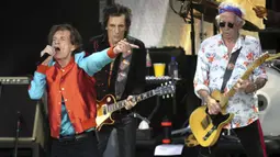 Mick Jagger (kiri), Ronnie Wood (tengah), dan Keith Richards (kanan), dari band The Rolling Stones tampil di atas panggung saat konser Sixty di Berlin, Jerman, 3 Agustus 2022. Tur diakhiri dengan penghormatan emosional kepada mendiang drummer Charlie Watts. (AP Photo/Michael Sohn)